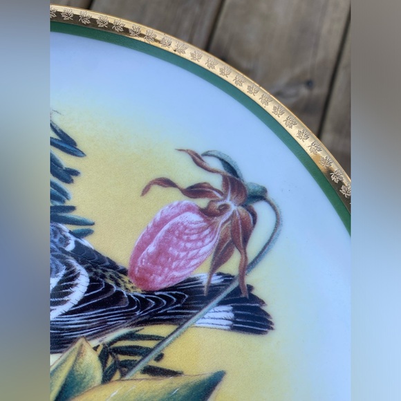 decorative Plate. The artisan collection "Provincial Flowers of Canada with bird - Picture 5 of 5